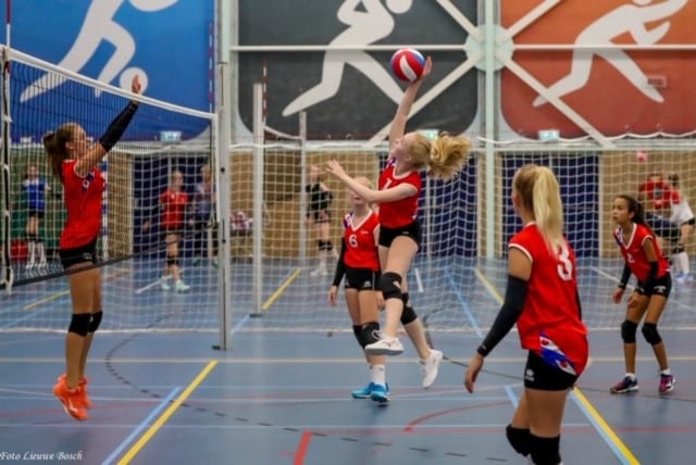 Volleybalclub Sneek haalt mooi bedrag op