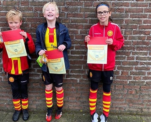 Leden verkopen loten voor hun club vv ter leende