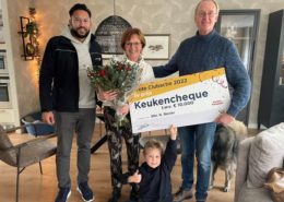 Meneer en mevrouw Revier ontvangen de Keuken Kampioen cheque uit handen van Otis Lalihatu, copywriter bij de Grote Clubactie