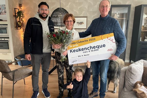 Meneer en mevrouw Revier ontvangen de Keuken Kampioen cheque uit handen van Otis Lalihatu, copywriter bij de Grote Clubactie