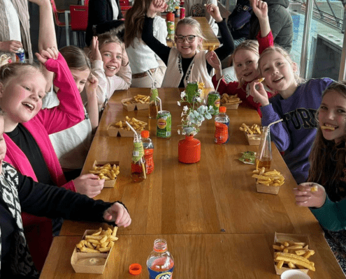 De toppers van de E2 mochten een lekker frietje eten in de kantine