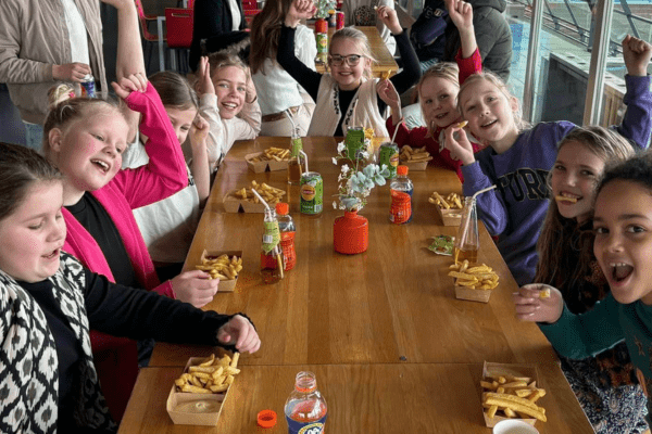 De toppers van de E2 mochten een lekker frietje eten in de kantine
