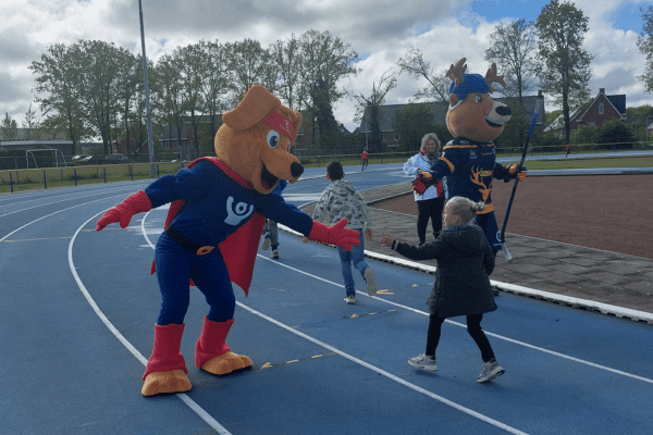 Cluppie Cluppie geeft een high five!