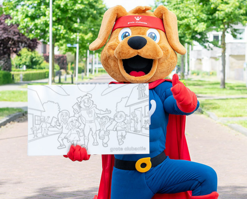 Cluppie trots op de foto met zijn kleurplaat. Geef kleur aan Cluppie en stuur je creatie op naar ons!