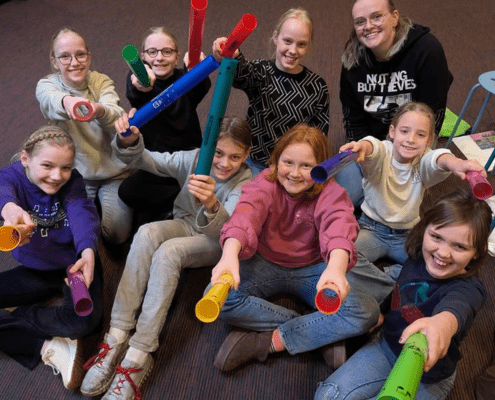 Kinderkoor Eigenwijs met hun nieuwe muziekmaterialen!