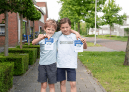 Trotse lotenverkopers met de verkoopkaart.