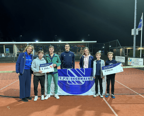 De opbrengstfoto met de vier-het-succes-cheque bij TPV Seghwaert