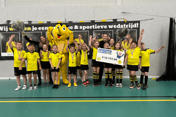 Korfbalvereniging Exakwa met hun opbrengstcheque