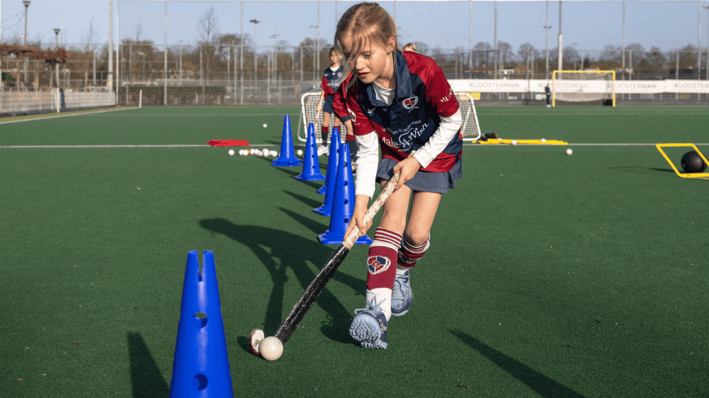Actiefoto bij hockeyclub Naarden! Slalommen tussen de nieuwe trainingsmaterialen bij hockeyclub Naarden
