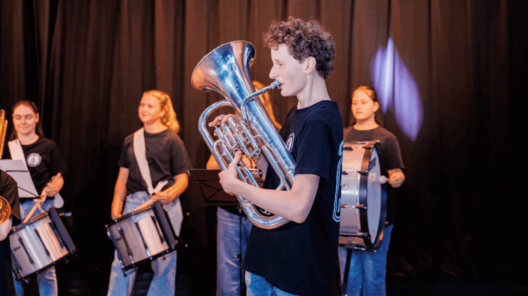 De nieuwe instrumenten bespelen bij Crescendo
