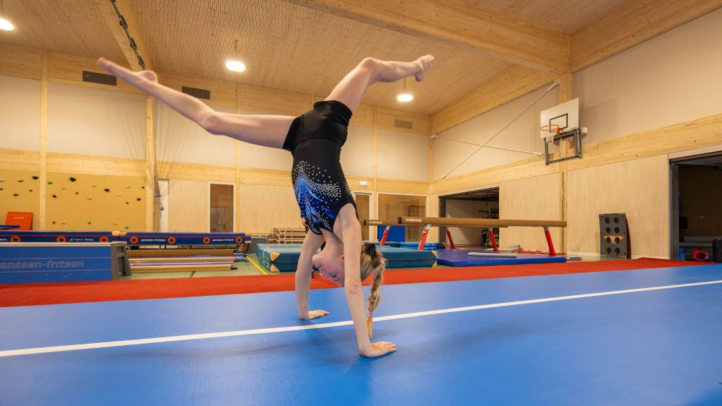 Een flikflak oefenen op de nieuwe airtrack!