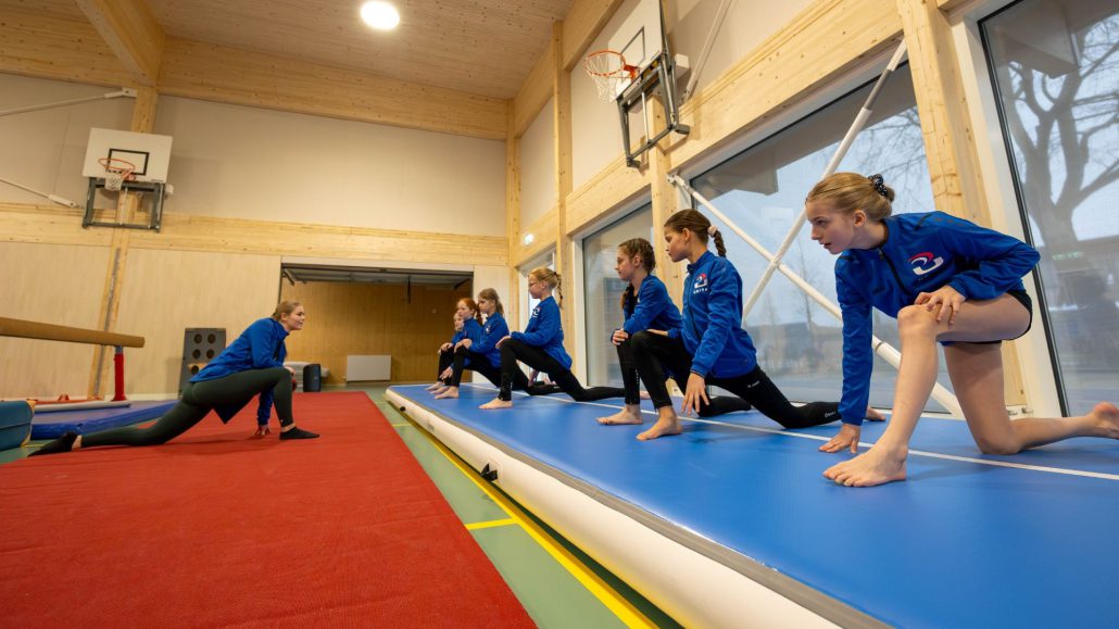 Leden krijgen training van trainer Quinty