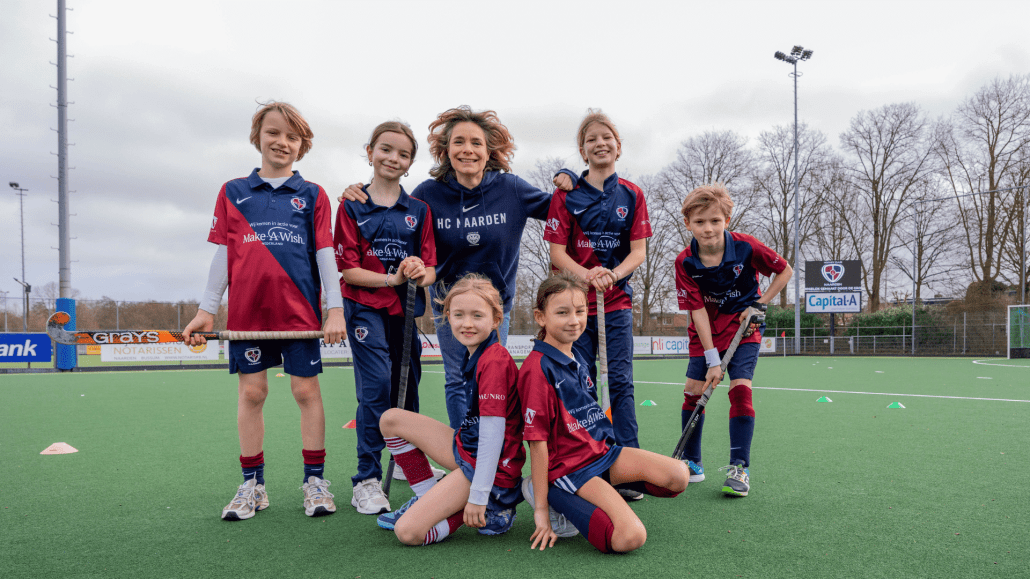 Groepsfoto Hockeyclub Naarden Groepsfoto met jeugdleden bij hockeyclub Naarden
