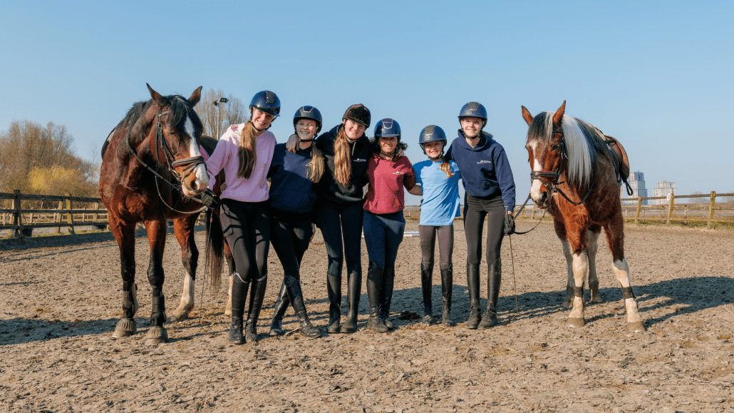 Groepsfoto met z'n allen bij Ruitervereniging Rozenburg!