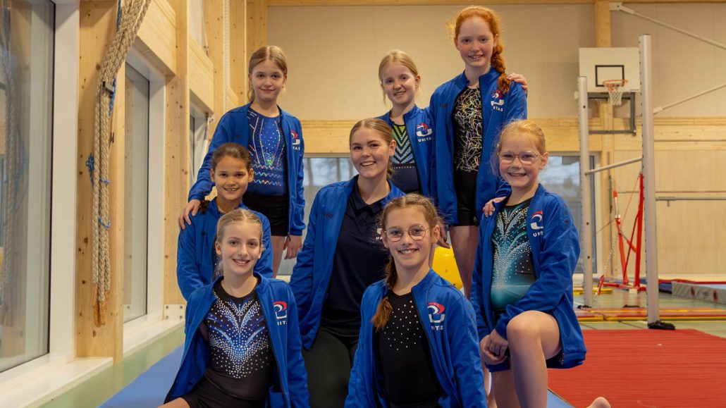 Groepsfoto van jeugdleden en trainer Quinty