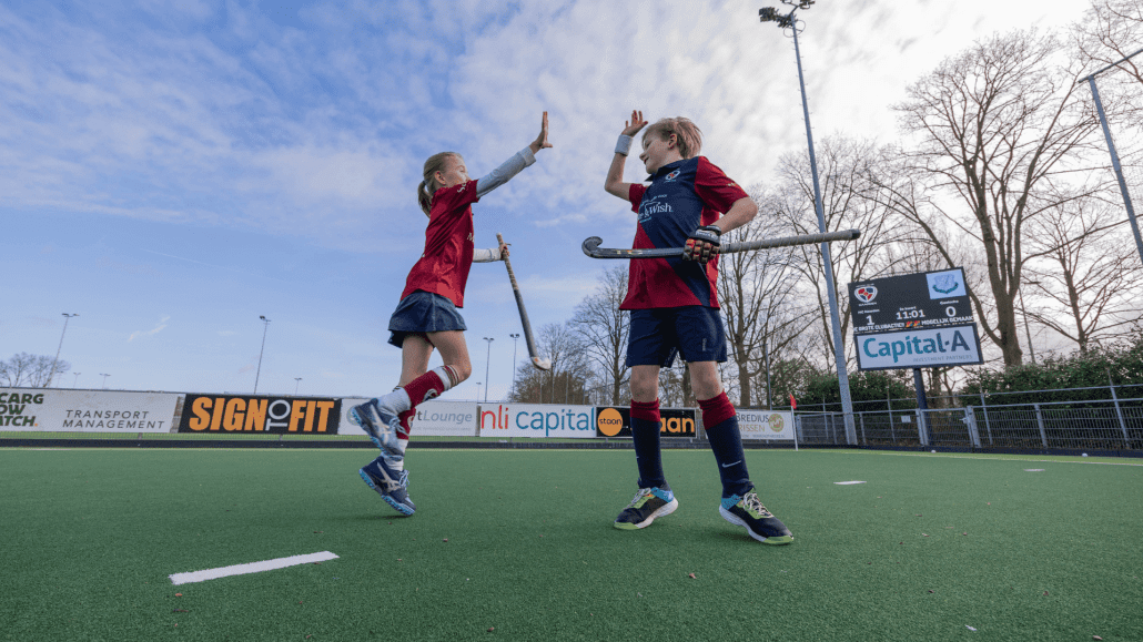 High five! High five na een mooi doelpunt