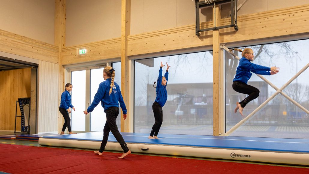 Leden trainen met plezier en enthousiasme op de gloednieuwe airtrack