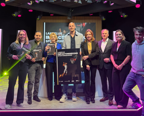 Groepsfoto tijdens de presentatie van het Landelijk Impactonderzoek Sportverenigingen