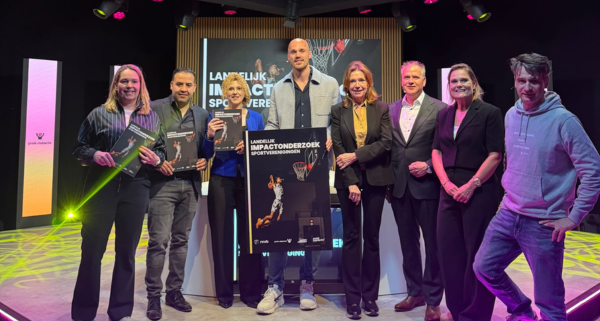 Groepsfoto tijdens de presentatie van het Landelijk Impactonderzoek Sportverenigingen