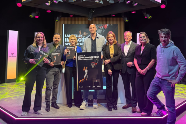 Presentatie Landelijk Impactonderzoek Sportverenigingen Groepsfoto tijdens de presentatie van het Landelijk Impactonderzoek Sportverenigingen