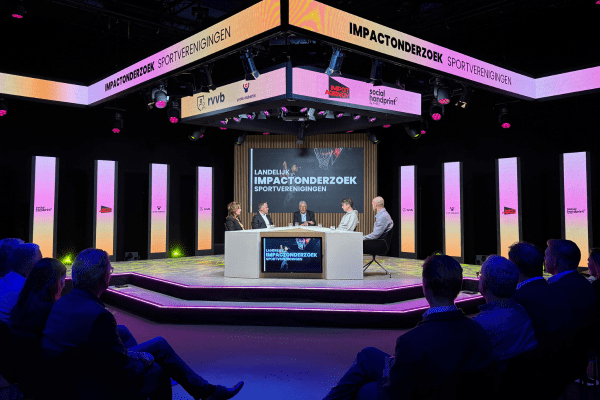 Samen op het podium tijdens de presentatie Landelijk Impactonderzoek Sportverenigingen De talkshow tijdens de presentatie van het Landelijk Impactonderzoek Sportverenigingen