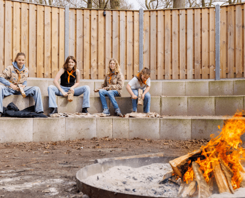 Bij Scoutinggroep Erasmus zitten ze er warmpjes bij dankzij de nieuwe kampvuurkuil. Deze konden ze aanschaffen dankzij de opbrengst van de Grote Clubactie.