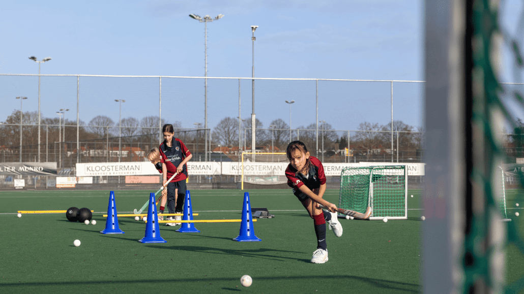 Trainen bij hockeyclub Naarden Trainen met de nieuwe materialen bij hockeyclub Naarden