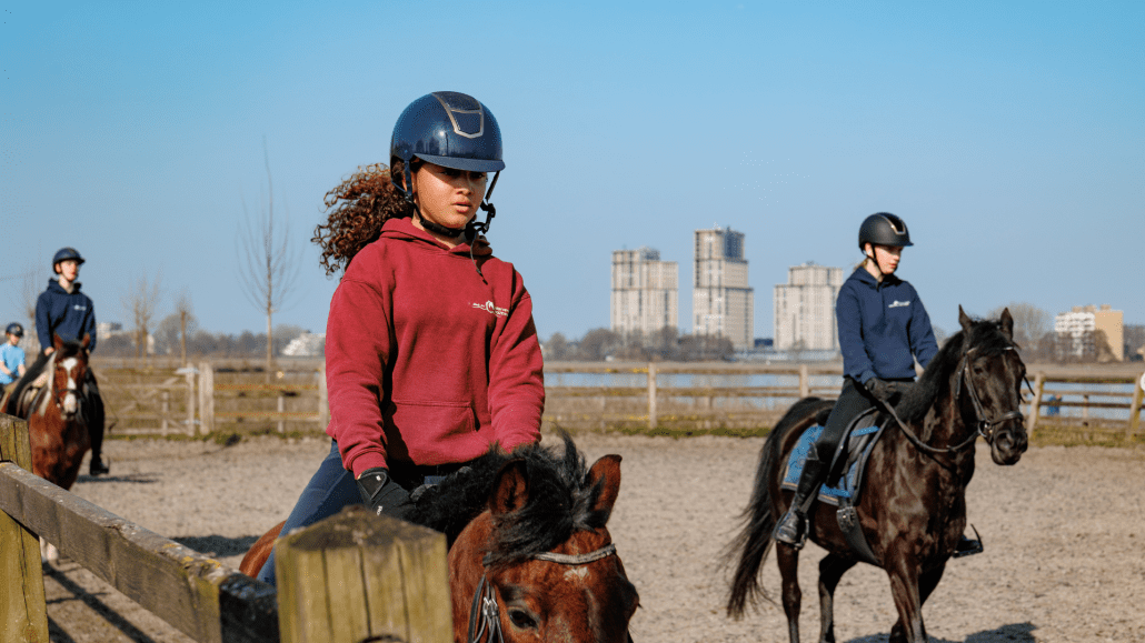 Actiefoto op het paard tijdens de training bij Ruiterverening Rozenburg
