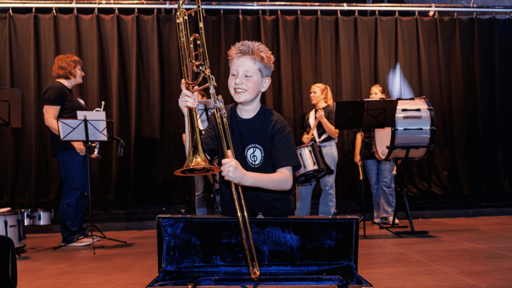 Kijk 'm eens blij zijn met het nieuwe materiaal, met dank aan hun eigen inzet tijdens de Grote Clubactie