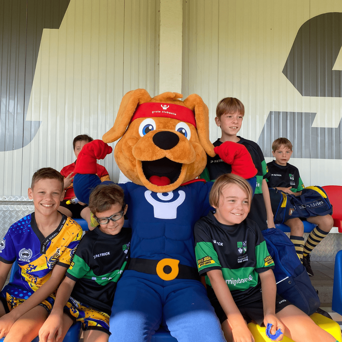 Groepsfoto met Cluppie met leden van The Wasps!