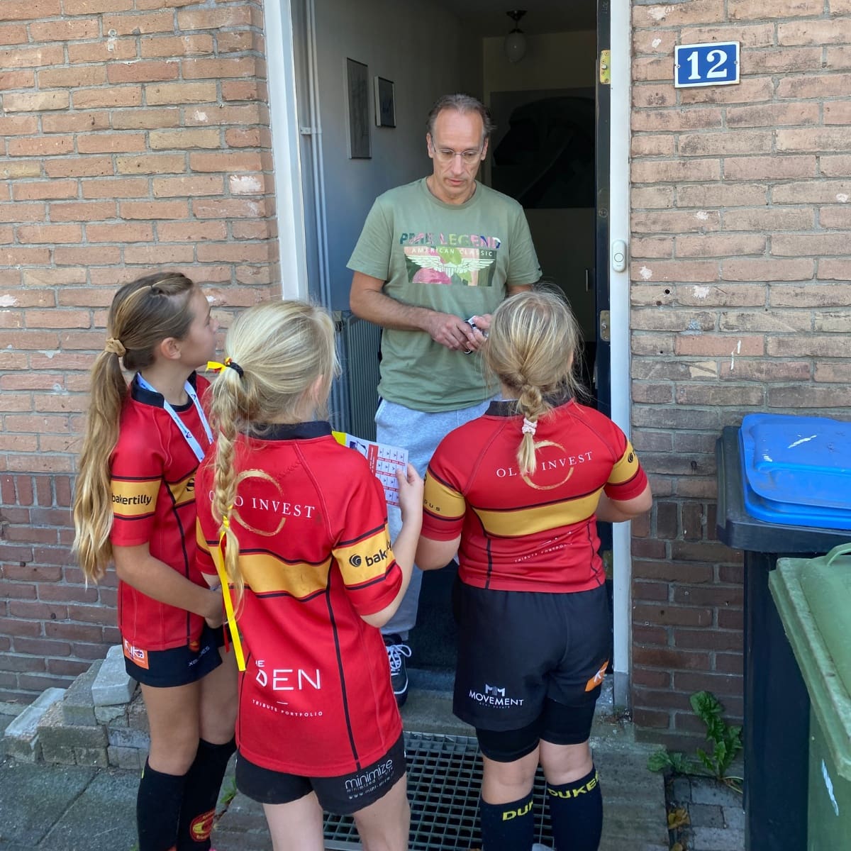 Jeugdleden van The Wasps bellen aan en verkopen loten