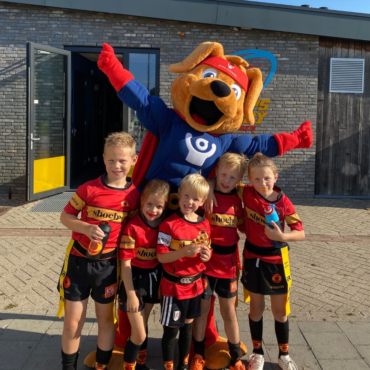 Nog een groepsfoto met Cluppie bij The Wasps!