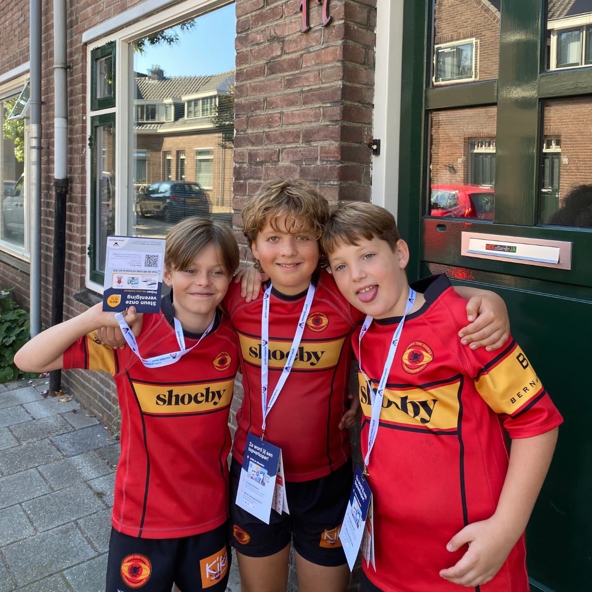 Trotse lotenverkopers van The Wasps met de verkoopkaart