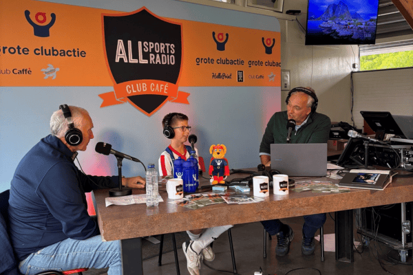 ALLsportsradio club café en een topverkoper van ASC Nieuwland in gesprek
