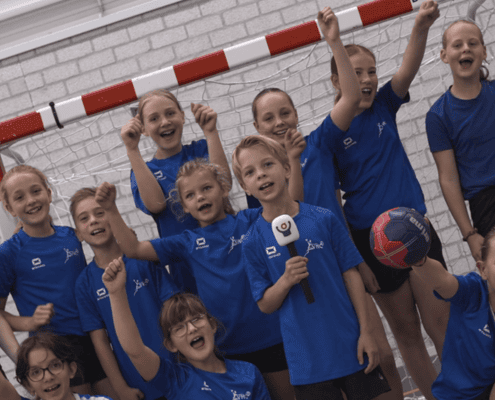 Groepsfoto van trotse jeugdleden bij handbalvereniging VHC'13 uit Valkenswaard