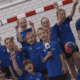 Groepsfoto van trotse jeugdleden bij handbalvereniging VHC'13 uit Valkenswaard