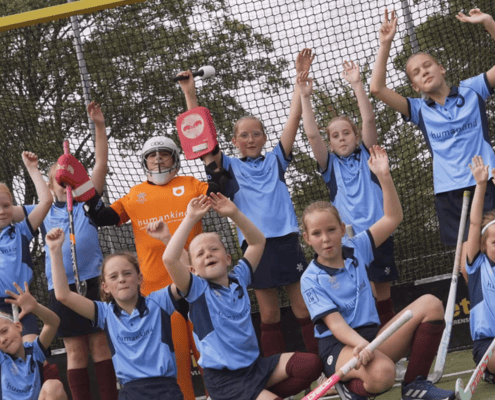 Groepsfoto van jeugdleden bij MHC Udenhout tijdens de Grote Clubactie 2026