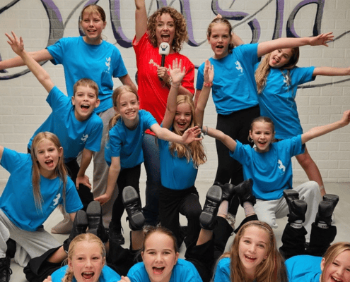 Reporter Daan op bezoek bij Dansschool Dansja. Zo verkopen zij loten.