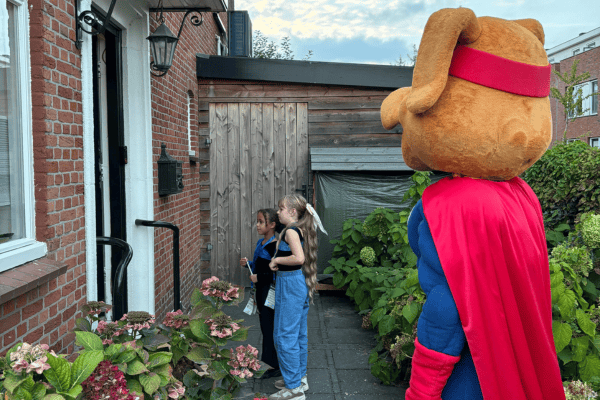 Cluppie bekijkt van dichtbij hoe deze toppers langs de deuren gaan