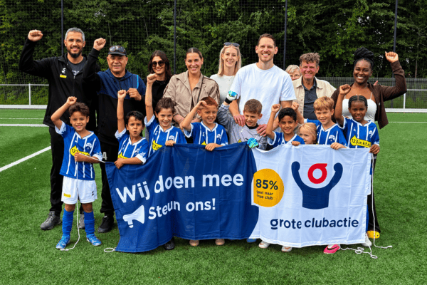 Teamfoto met het spandoek!